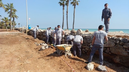 El alumnado de albañilería del Taller de Empleo de Nules repara el muro de la playa Marines