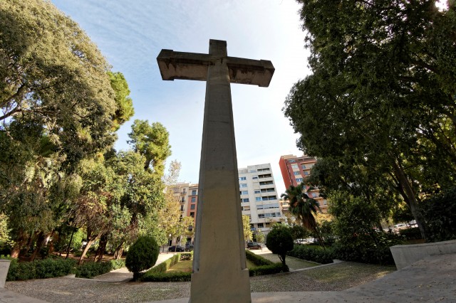 Abogados Cristianos afina su 'artillería judicial' ante la idea de reactivar el derribo de la cruz de Ribalta