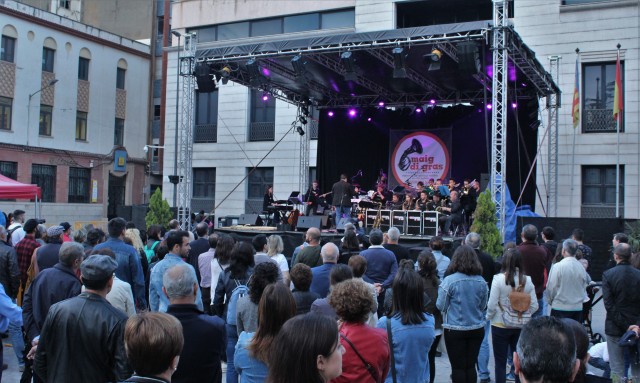 El festival Maig di Gras vuelve con una edición que traslada la música de la calle al teatro