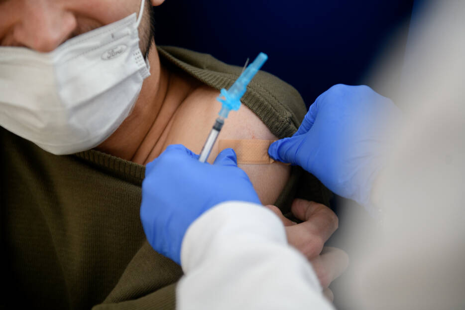 El Ministerio de Sanidad propone ampliar la vacunación con AstraZeneca hasta los 65 años
