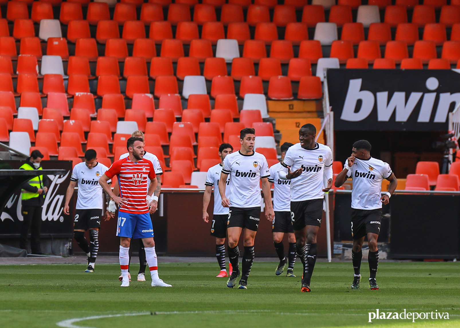 (2-1) El Valencia se confía y acaba pidiendo la hora contra el Granada