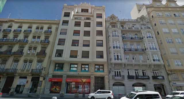Denuncian en el juzgado un hostal abierto encima de una vivienda en el centro de València