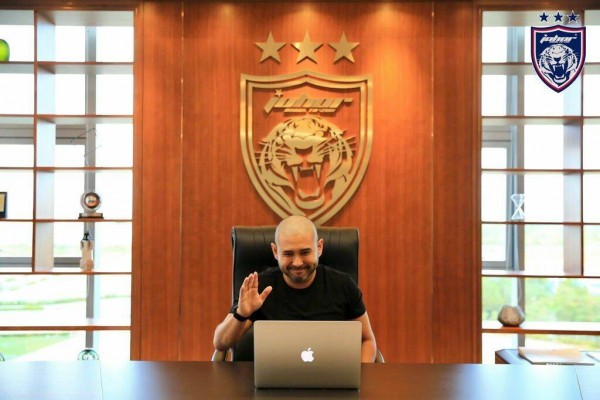 El Príncipe de Johor juega al despiste con el Elche