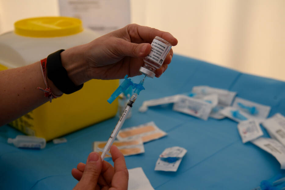 España se plantea vacunar con AstraZeneca hasta los 65 años
