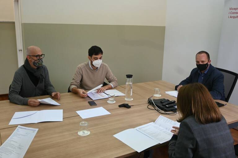 El Consell recibe cuatro propuestas de empresas para la estrategia de mejora de calidad de vida en viviendas públicas
