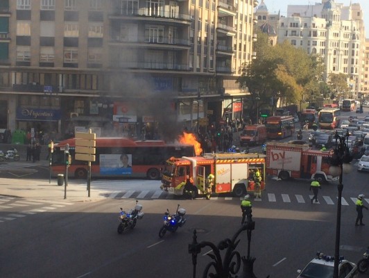 Un autobús de la EMT se incendia en la Plaza San Agustín