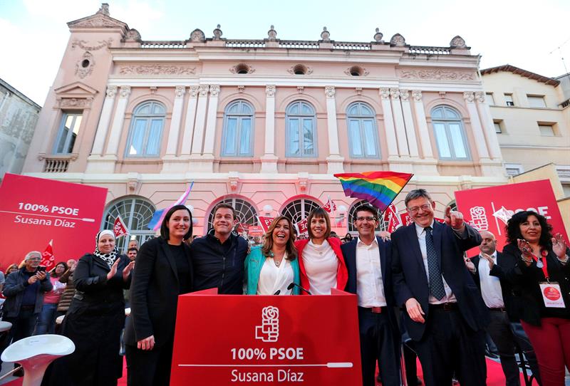La lider andaluza, Susana Díaz, flanquada por Roger Cerdà y Diana Morant, junto a Ximo Puig. EFE - 