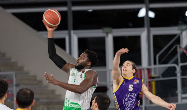 El TAU Castelló muere en la orilla tras remontar 15 puntos de desventaja ante el Palencia (76-75)