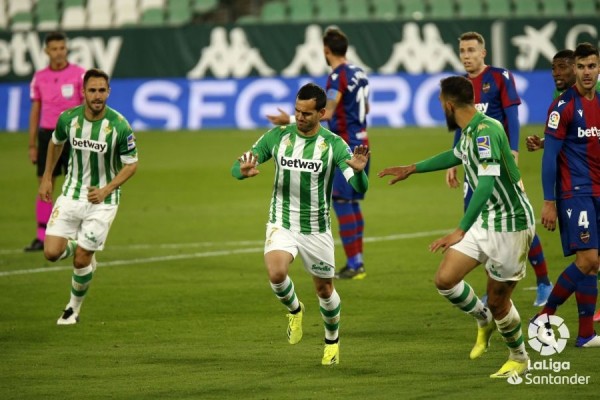 Betis 2 - 0 Levante: El Levante se desinfla en el Villamarín y frena su mordisco europeo