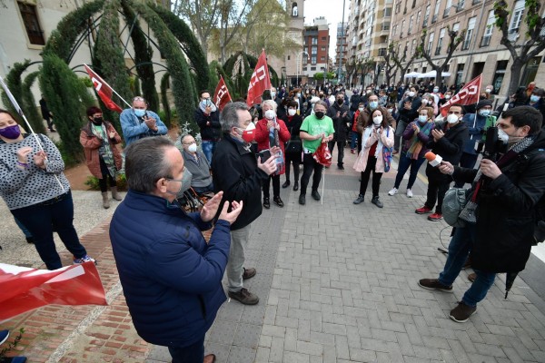 Cerca de 200 personas se concentran frente a San Esteban para evitar que Vox entre en Educación