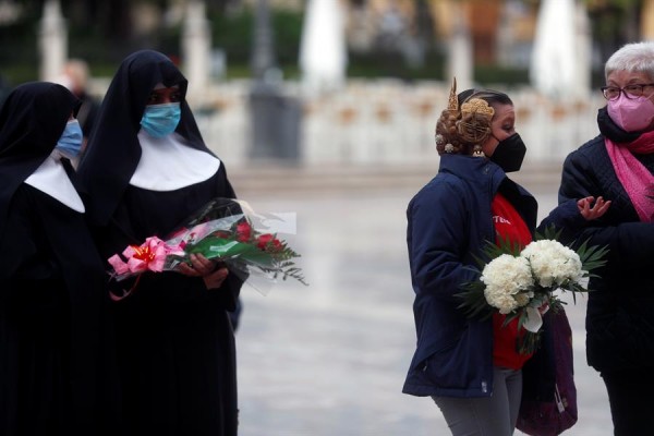 El silencio fallero retumba en una València fantasma y abatida


