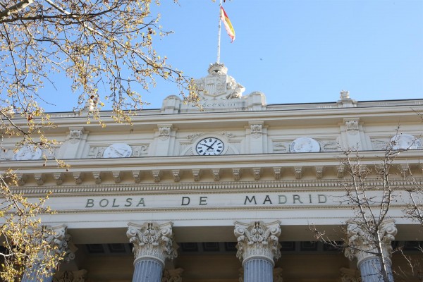 El Ibex 35 cae un 0,73% a media sesión y se mantiene por debajo de los 8.600 puntos