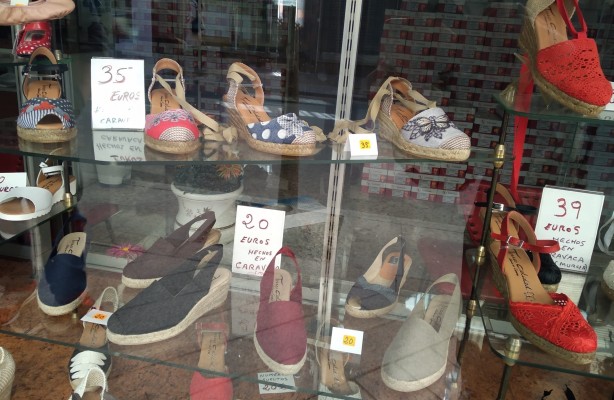 La pandemia 'pisa' el sector del calzado en la Región, pero las zapatillas de casa viven su 'boom'