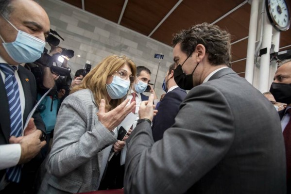 Miras, dispuesto a incluir a los expulsados de Vox en el Gobierno: el PP les ofrece la Consejería de Educación