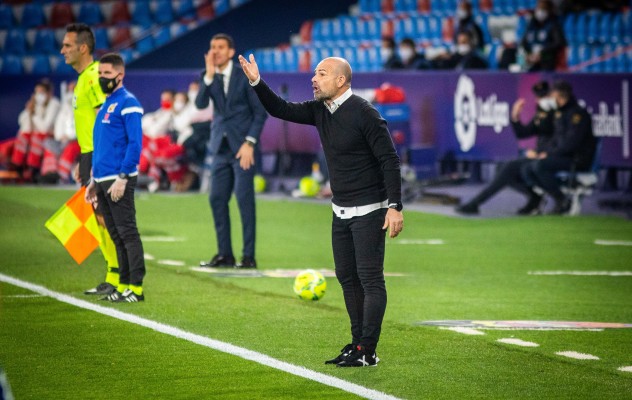 Paco López se queja de que el Levante-Huesca se juegue el 2 de abril