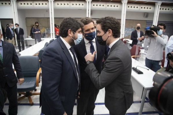 El PP salva su fortín gracias a la artillería pesada: Casado y Teodoro rescatan a López Miras