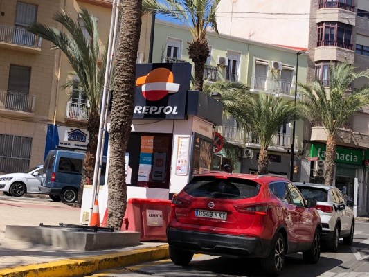 Alicante promueve la primera electrolinera urbana tras un pacto por la retirada de tres surtidores