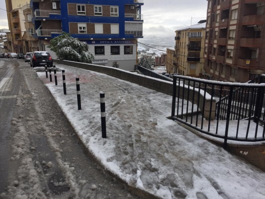 La pequeña 'gota fría' cubre de nieve las cumbres y algunos pueblos del interior de Alicante