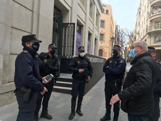 La Policía impone 104 denuncias y disuelve cuatro botellones en Alicante