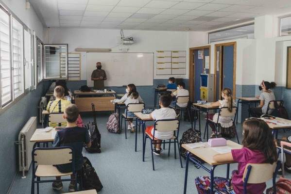 El Consell contrata 3.500 conmutadores y mejora la conexión a internet de los centros educativos
