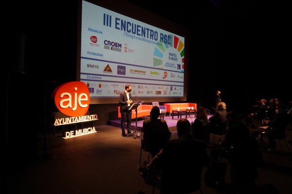 Medio millar de personas se conectan en el Encuentro RSC de AJE para 