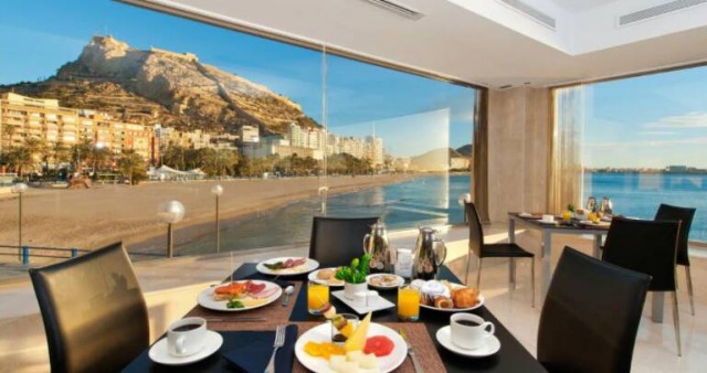 Los hoteles de Alicante acusan a Sanidad de complicar el puente al bloquear el buffet asistido