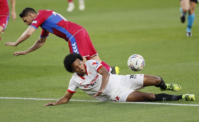 En-Nesyri adelanta al Sevilla al descanso