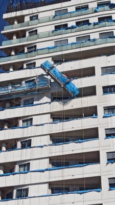 Un policía fuera de servicio rescata en València a un trabajador descolgado de su vagoneta desde una planta 12