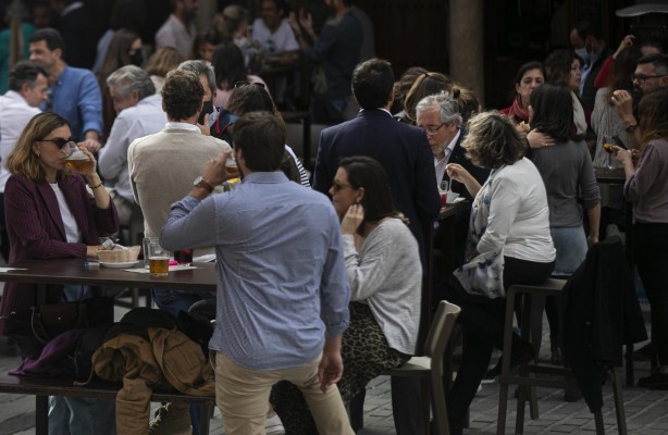 España notifica 6.092 casos y 228 muertes, mientras la incidencia no baja por primera vez desde enero