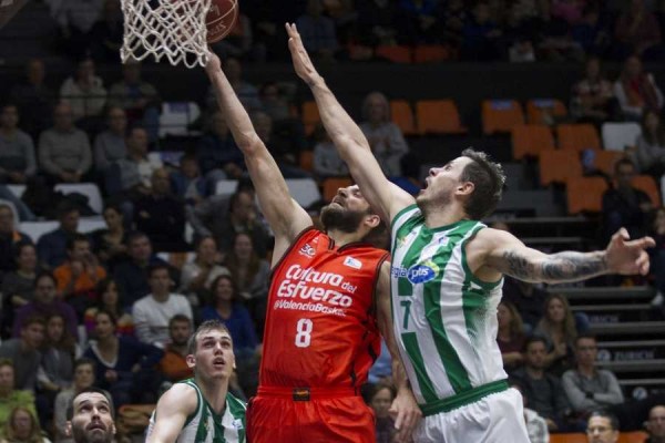Valencia Basket, líder provisional, hunde al Betis tras un trabajado triunfo