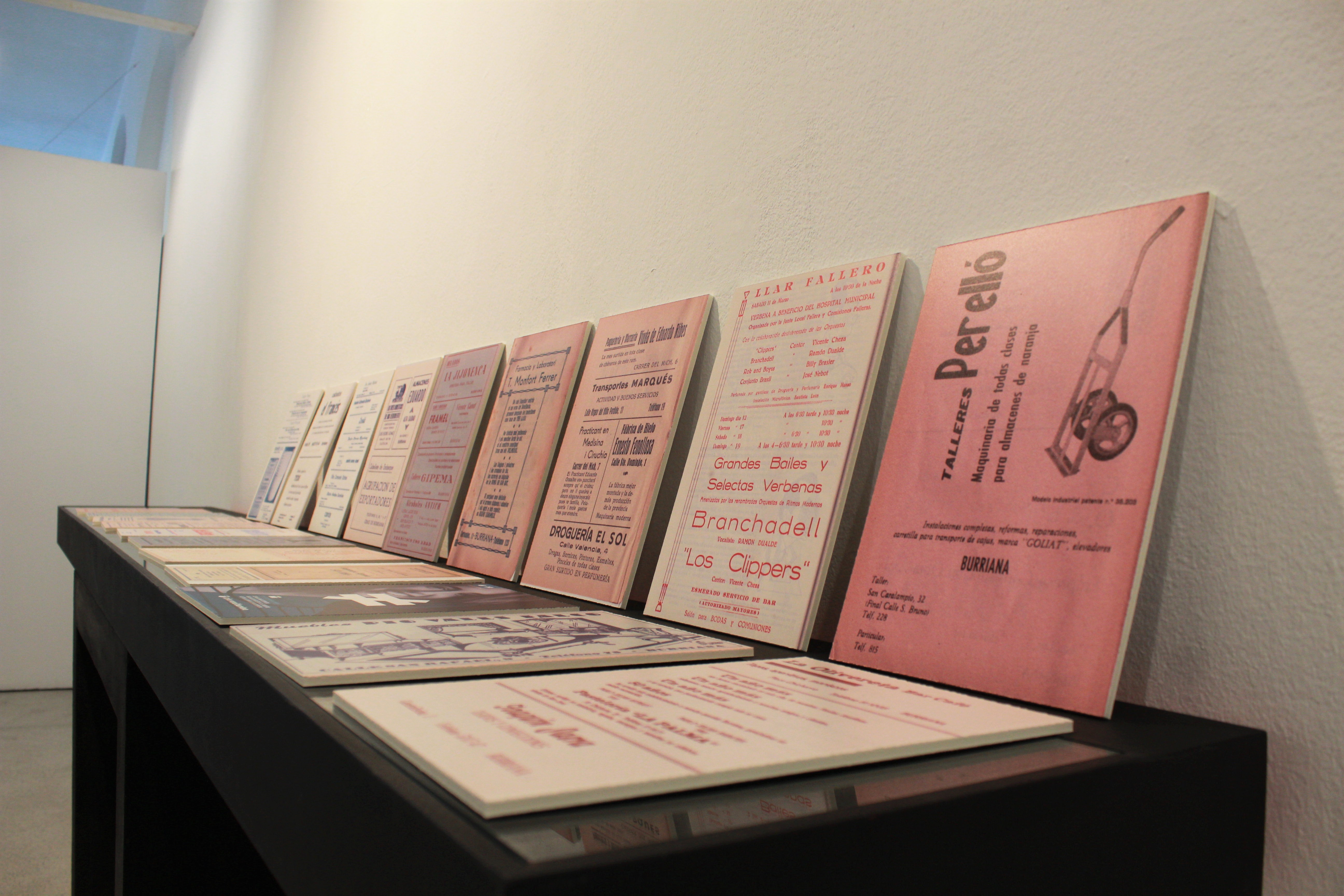 Disseny i 'nostàlgia' en una exposició que recull més de 80 llibrets de les falles de Borriana