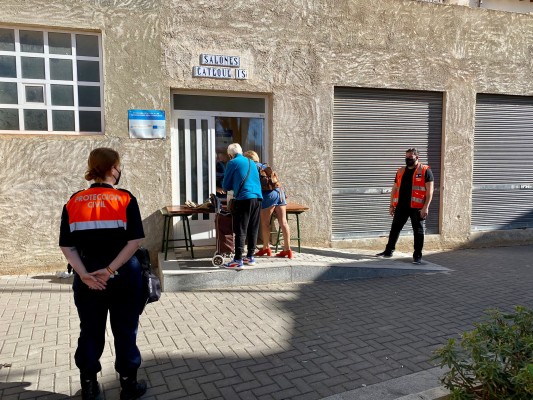 Protección Civil se moviliza en El Campello para repartir alimentos en Cáritas a más de cien familias