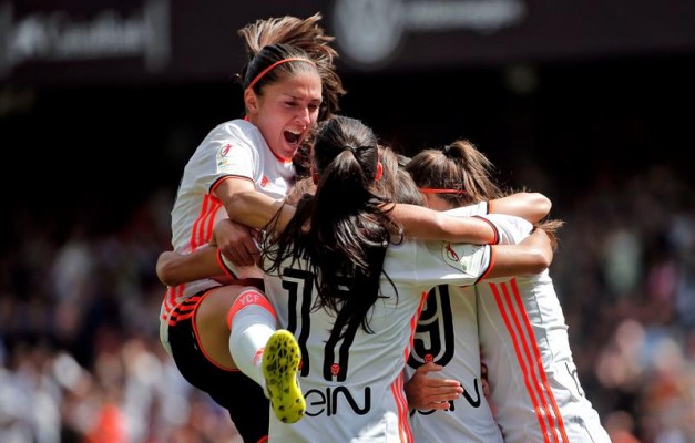 El VCF Femenino golea en un derbi que aglutina a 17.000 espectadores en Mestalla