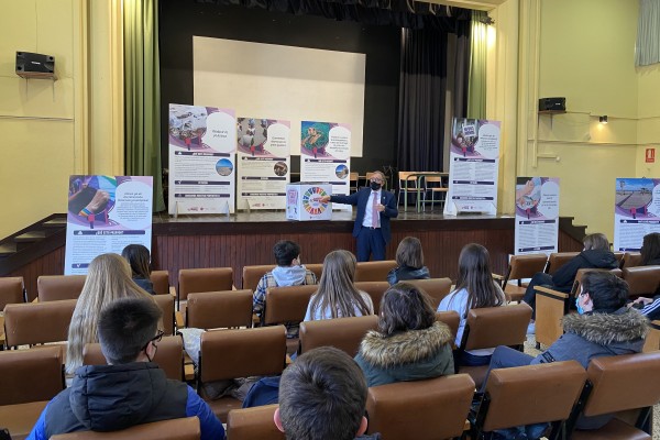 'Se buscan gigantes', el IES Penyagolosa expone los problemas relacionados con los derechos humanos