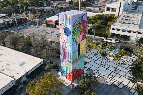 Antonyo Marest alza un tótem de color en la sede de Spotify en Miami