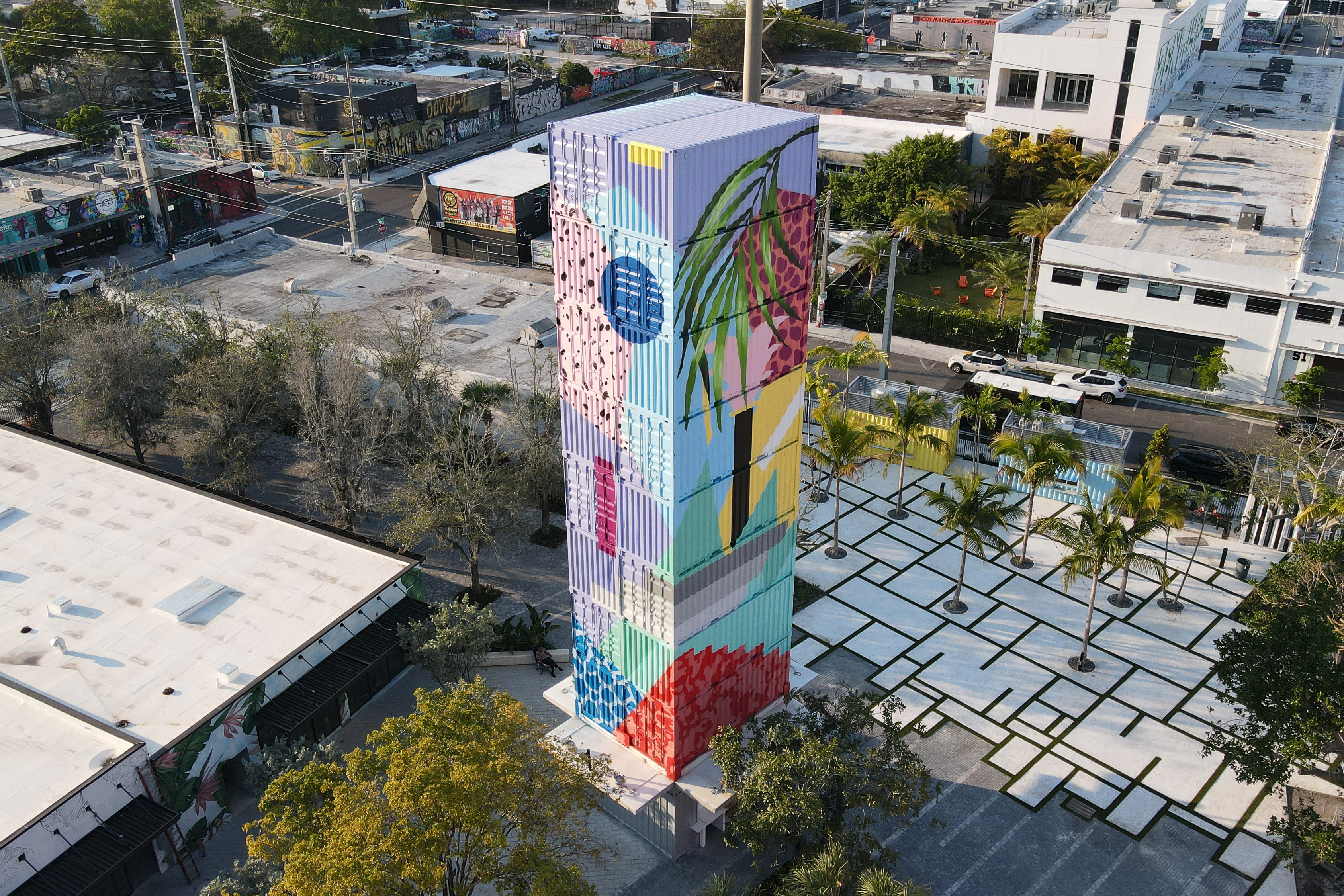 Antonyo Marest alza un tótem de color en la sede de Spotify en Miami