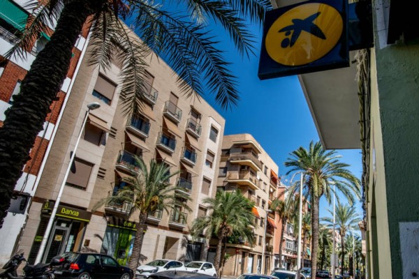 Competencia mantiene el pulso con CaixaBank por el ajuste de la red en la fusión con Bankia
