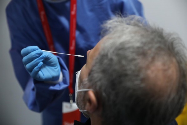  España registra 4.962 nuevos casos de covid-19, 2.716 en las últimas 24 horas, y 141 muertes