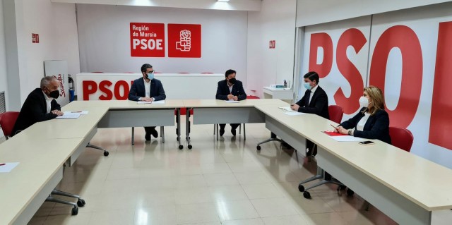 Cs niega negociaciones con Vox, pero avisa: 