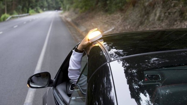 El Gobierno aprueba sustituir los triángulos de emergencia por una luz amarilla encima del coche