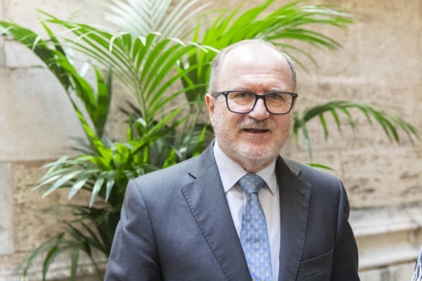 El exconseller vila-realense Font de Mora abandona la UCI tras 33 días ingresado por covid