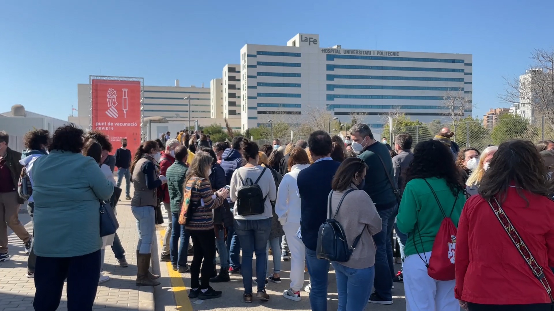 Comienza la vacunación de los profesores en la Comunitat, el primer ensayo de la vacunación masiva