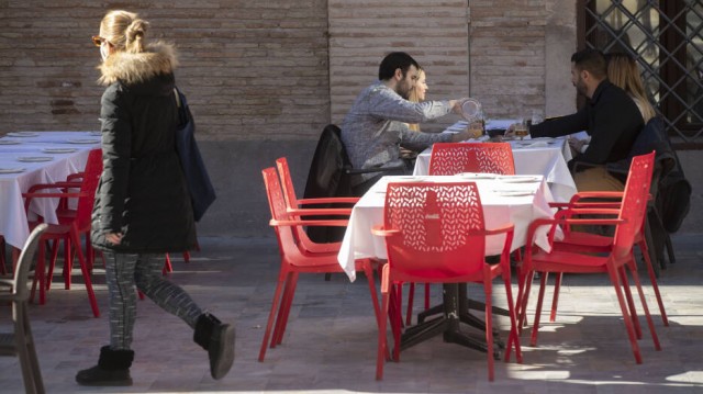 Salud prohíbe las reuniones de no convivientes en las casas y amplía a 4 los comensales en interiores de bares