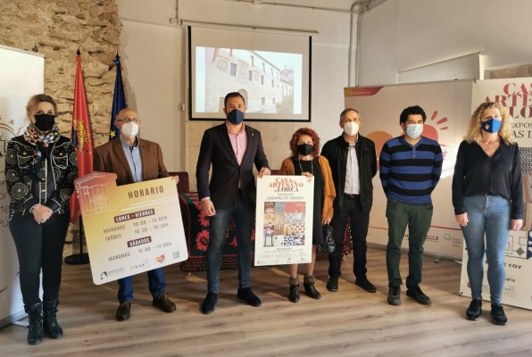 La Casa del Artesano ensalza la tradición lorquina con demostraciones de oficios y talleres para hacer jarapas 
