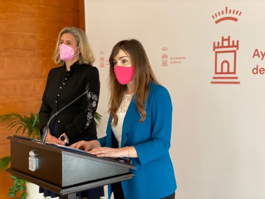 El PP de Murcia exige la retirada de la moción y la dimisión de Conesa tras su 