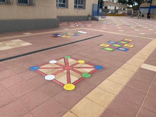 Los juegos tradicionales vuelven a estar de moda en los colegios de Cartagena 