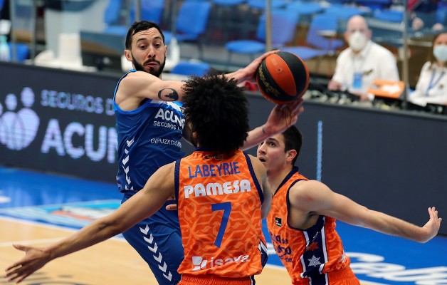 Un Valencia Basket desconocido cede ante el acierto de Okouo y Radoncic 