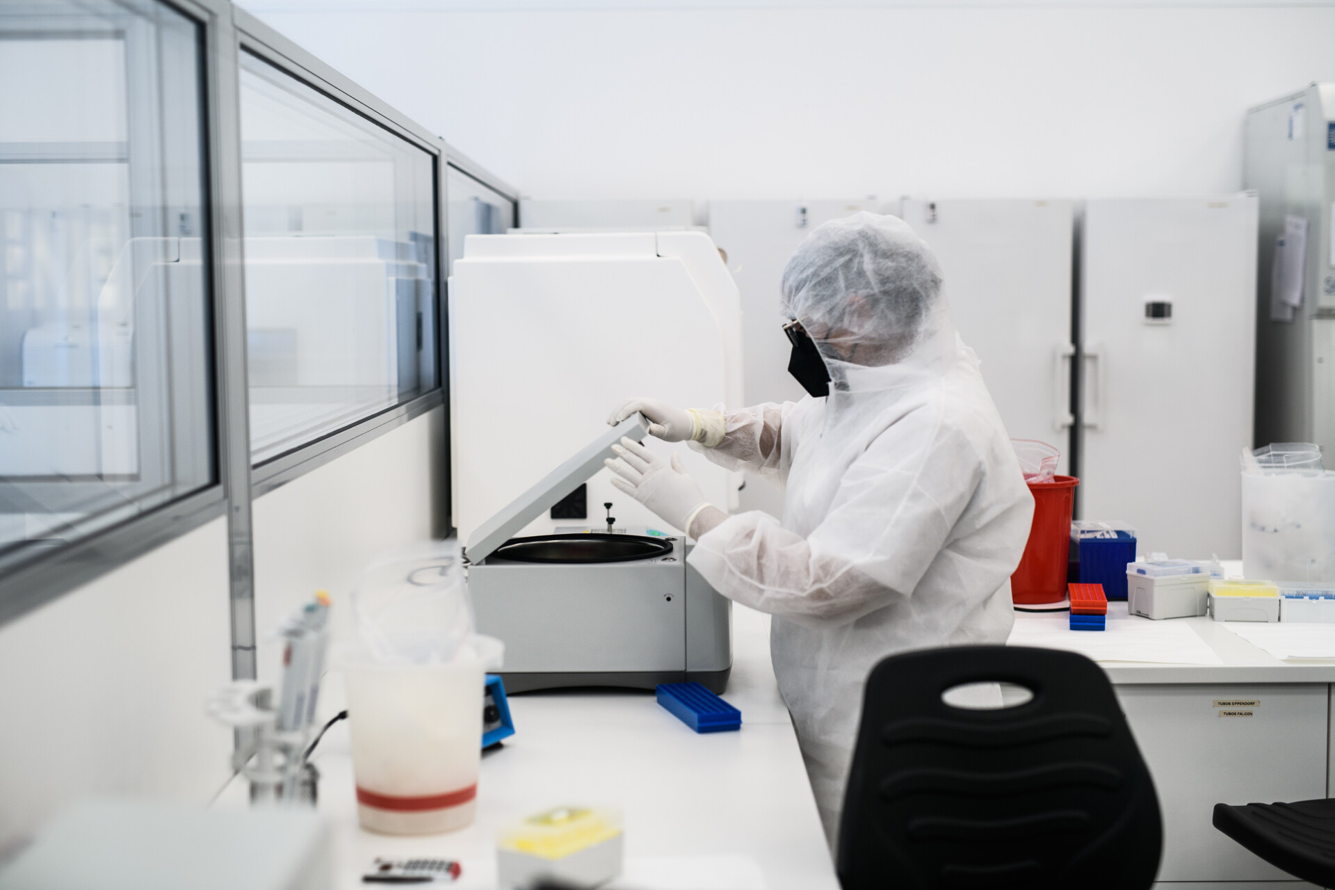 Sanidad inicia la vacunación del profesorado sin haber completado la de los laboratorios que hacen las PCR