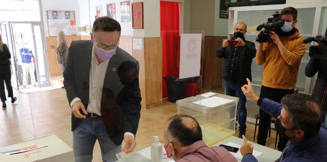 Los socialistas votan sobre su pacto con Cs: 