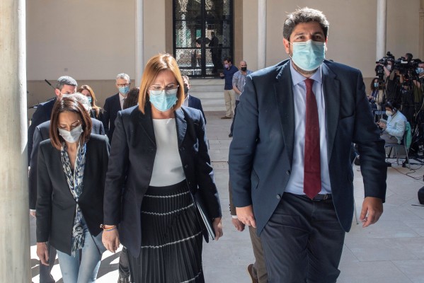 La jugada del PP de Teodoro: refuerza a Franco y 'ficha' a los otros dos diputados díscolos de Cs